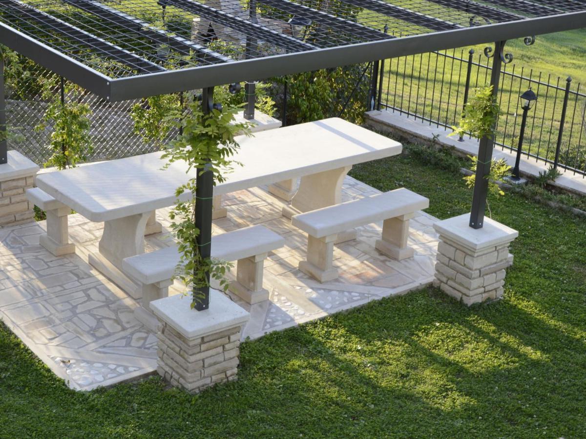 Belvilla By Oyo Graceful Apartment With Garden Petrella Guidi Buitenkant foto